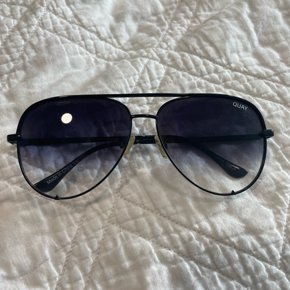 Quay Desi High Key Black Aviators